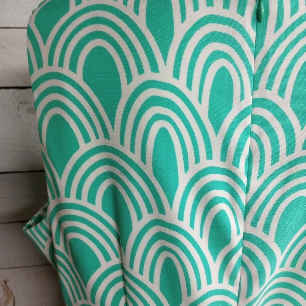 Elegant Green Patterned Dress - Picture 7 of 12